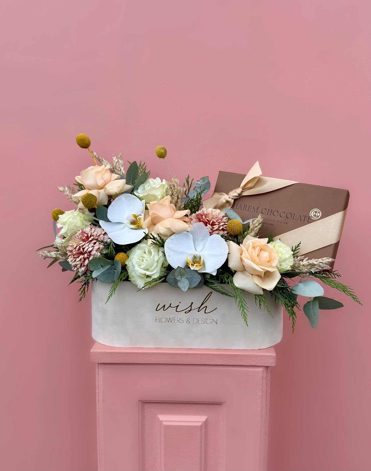 Krem Kadife Kutuda Çikolatalı Çiçek Bahçesi