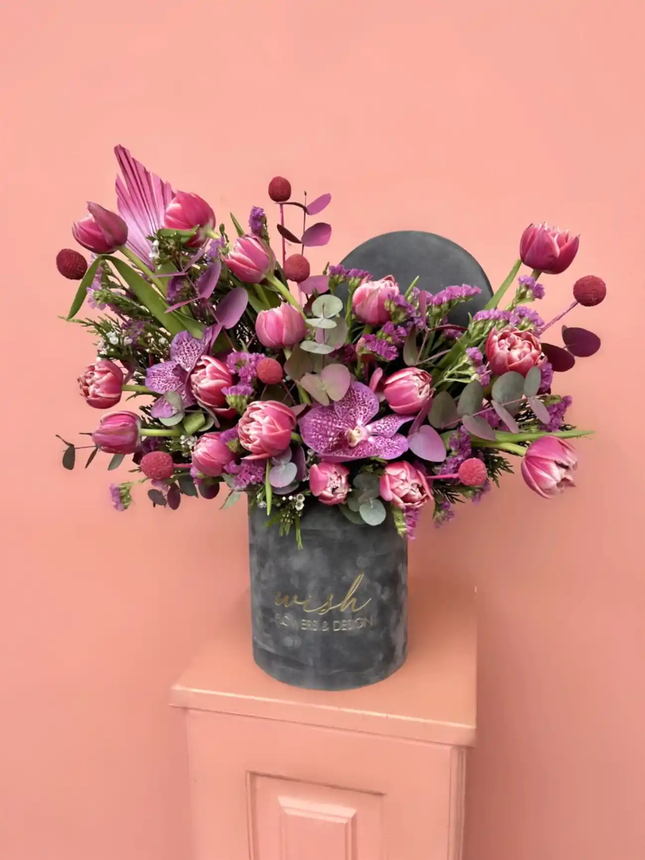 Gri Kadife Kutuda Katmerli Pembe Laleler