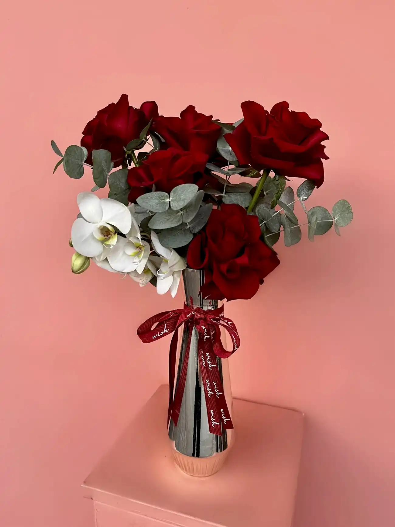 Gümüş Cam Vazoda Kırmızı Güller
