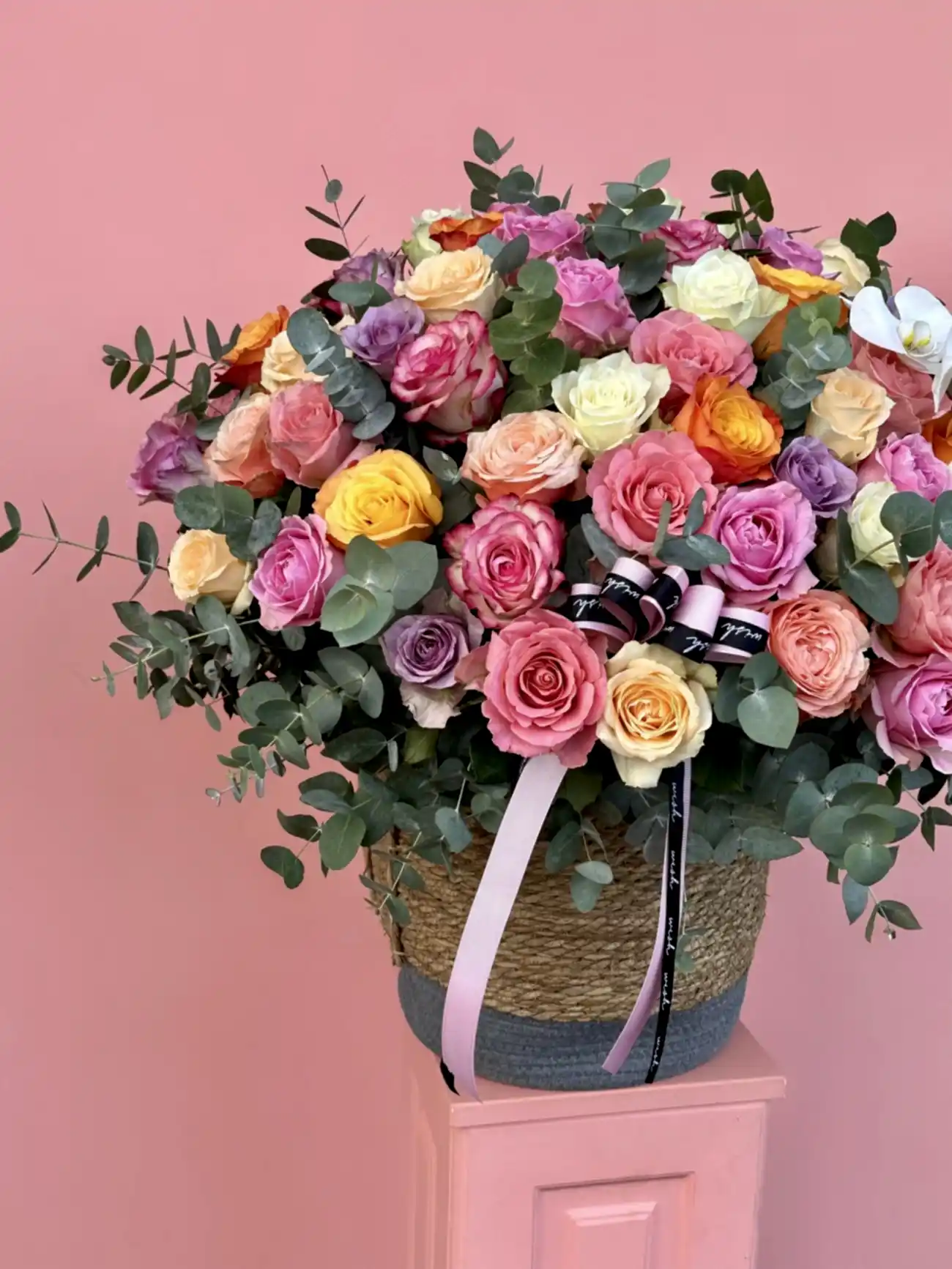 101 Karışık Gül İle Büyük Sepette Deluxe Aranjman