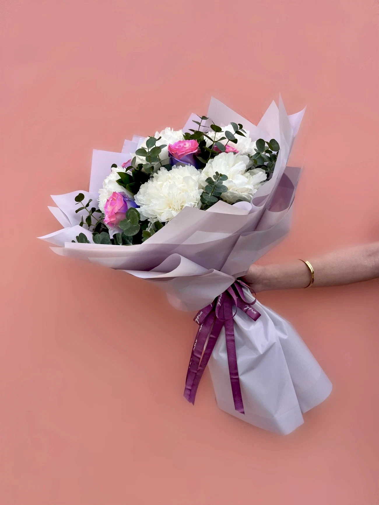 Pink Amethyst Özel Ekvator Gülleri & Beyaz Şakayık Buketi