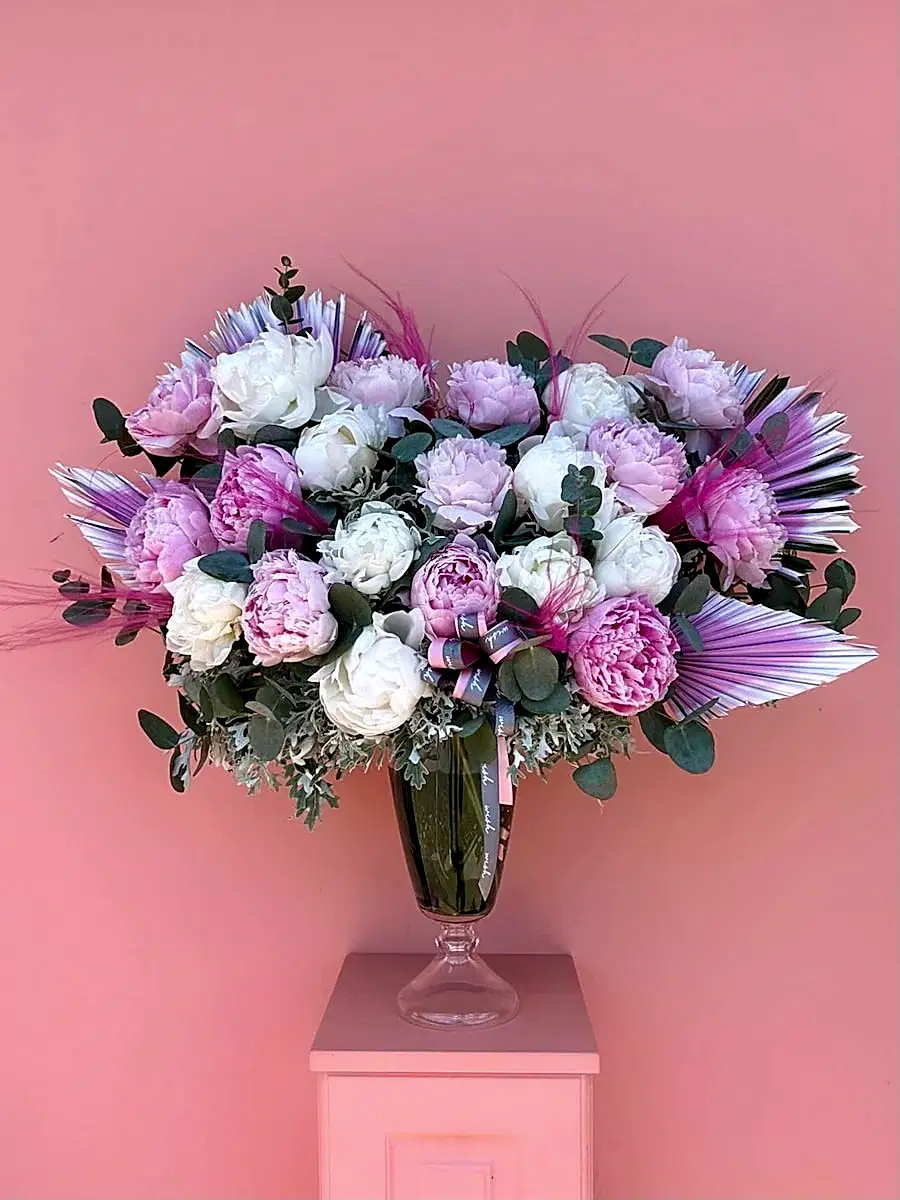 Cam Vazoda Pembe & Beyaz Şakayık Aranjmanı