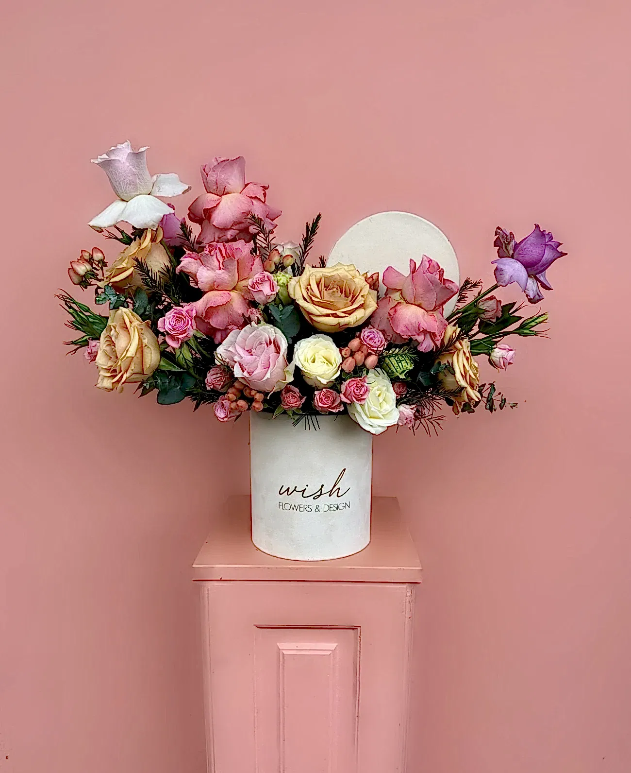 Madison Krem Kadife Kutuda Gül Aranjmanı