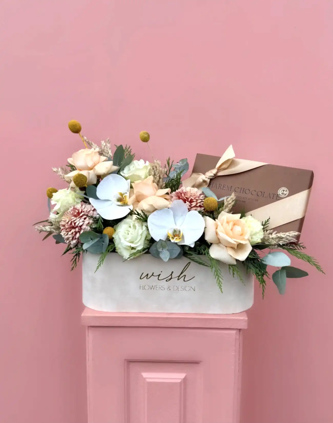 Krem Kadife Kutuda Çikolatalı Çiçek Bahçesi