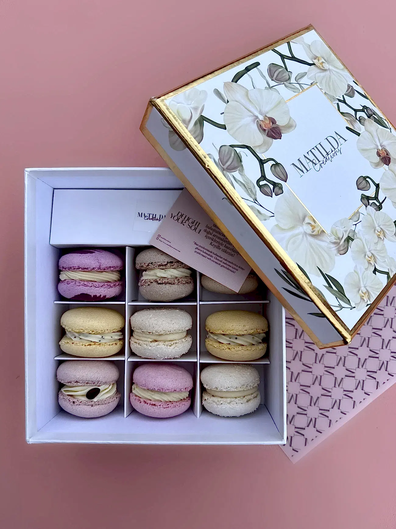 Yeşil Kadife Kutuda Makaron Ve Beyaz Orkide