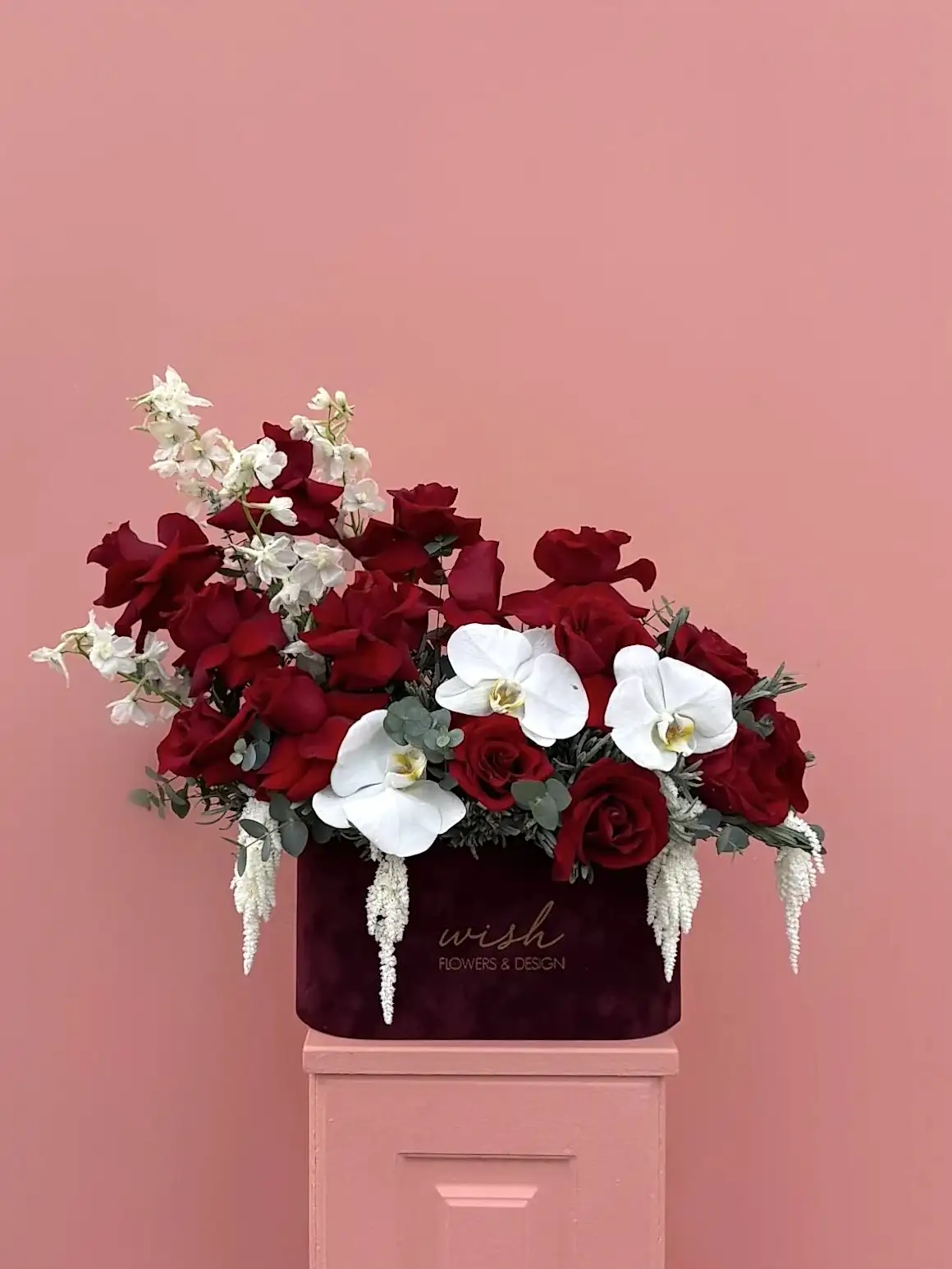 Love in White & Red Bordo Kadife Kutuda Kırmızı Gül Aranjmanı