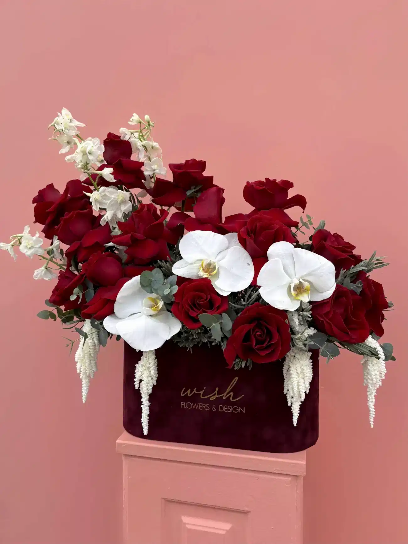 Love in White & Red Bordo Kadife Kutuda Kırmızı Gül Aranjmanı