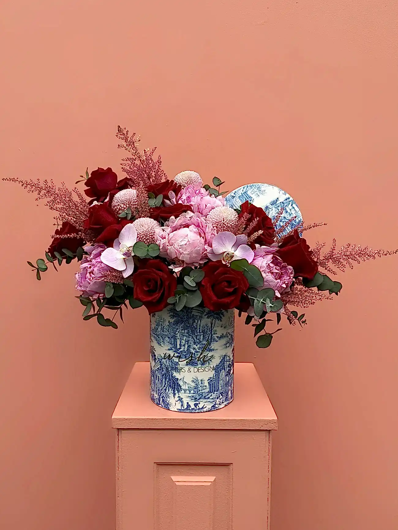 Red Blanc Kutuda Kırmızı Güller Ve Şakayıklar