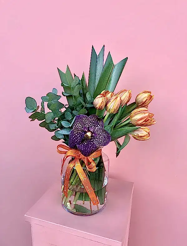 Vazoda Turuncu Laleler