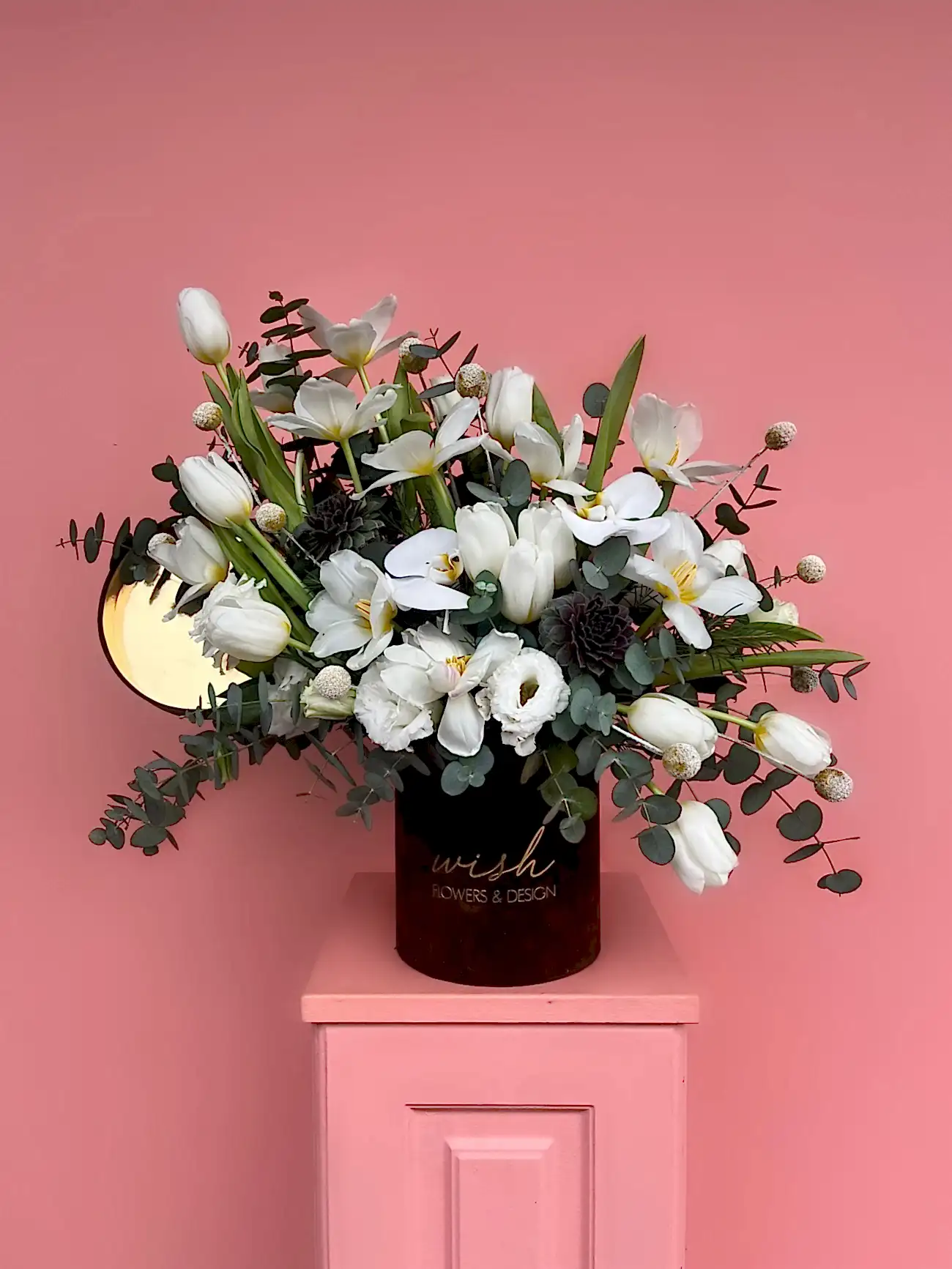 Kahverengi Kadife Kutuda White Tulip Dream Aranjman