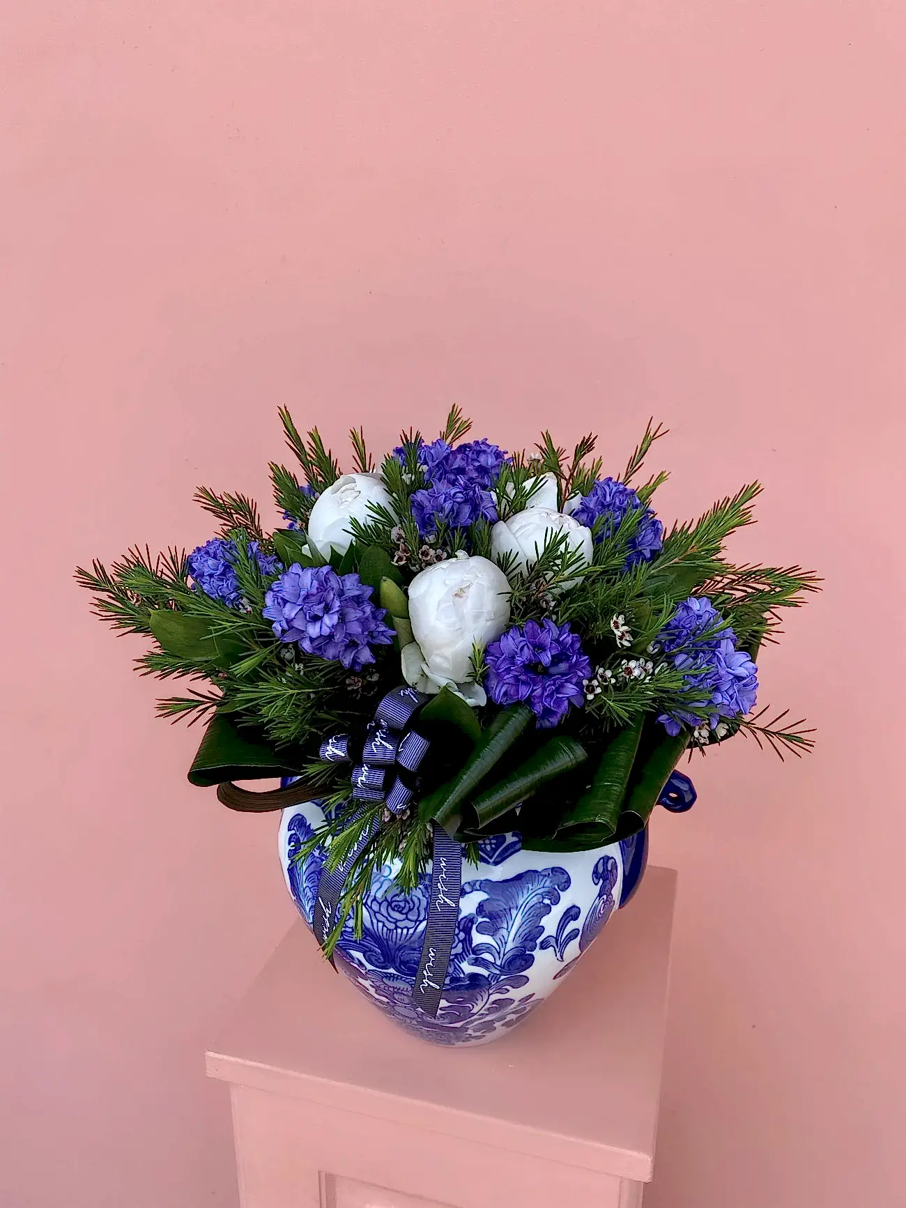 Bleu Blanc Özel Vazoda Mor Sümbüller ve Beyaz Şakayıklar
