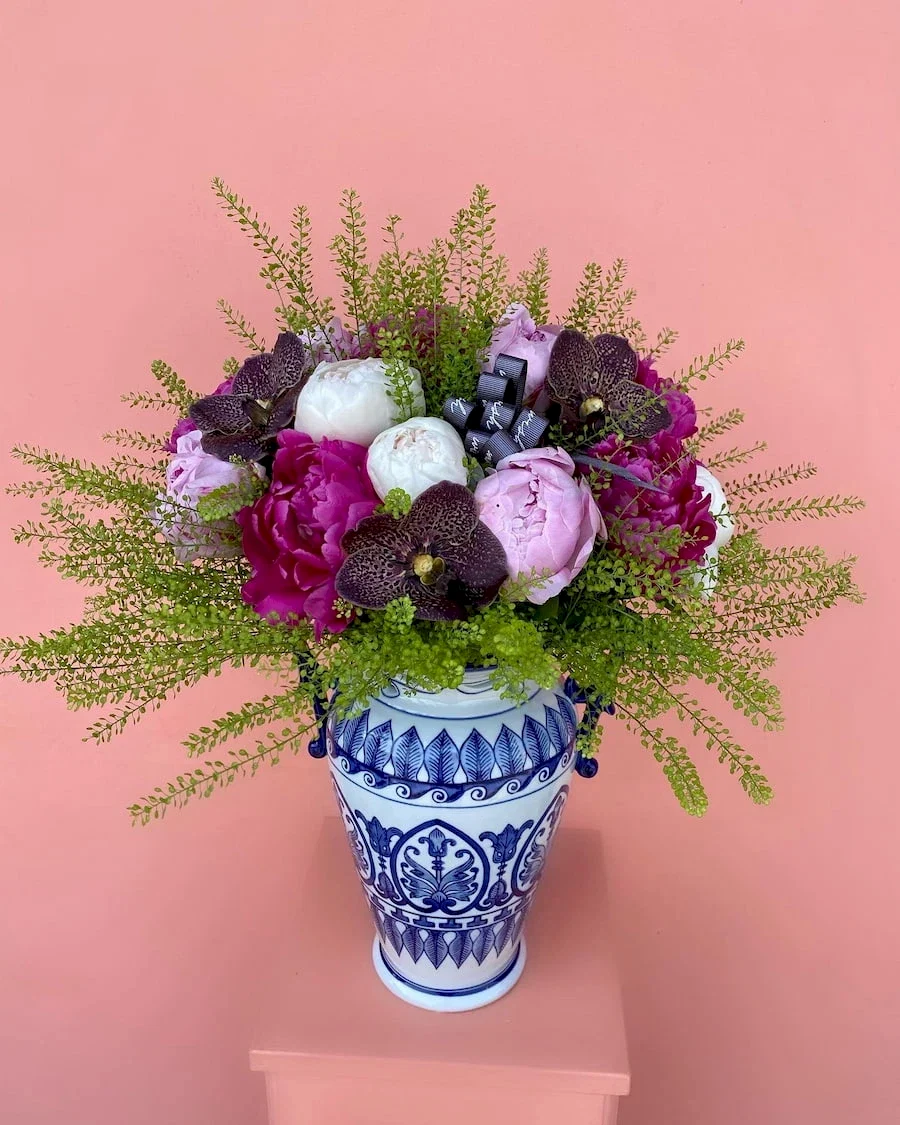 Özel Bleu Blanc Vazoda Şakayıklar