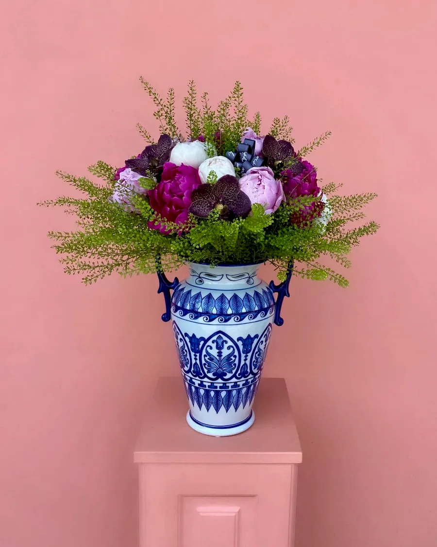 Özel Bleu Blanc Vazoda Şakayıklar