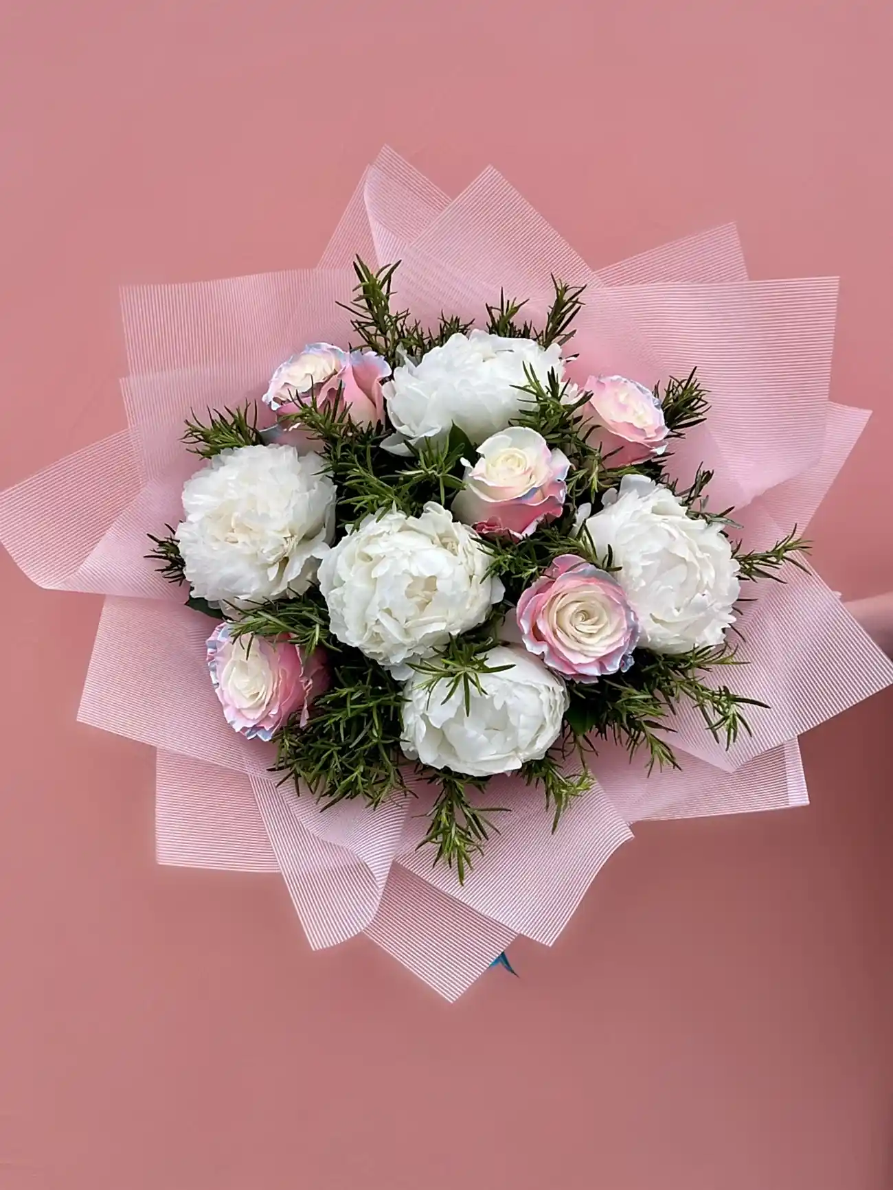 Pearl Aurora Özel Ekvator Gülleri & Beyaz Şakayık Buketi