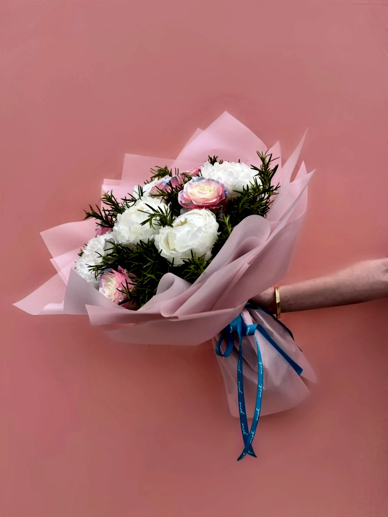 Pearl Aurora Özel Ekvator Gülleri & Beyaz Şakayık Buketi